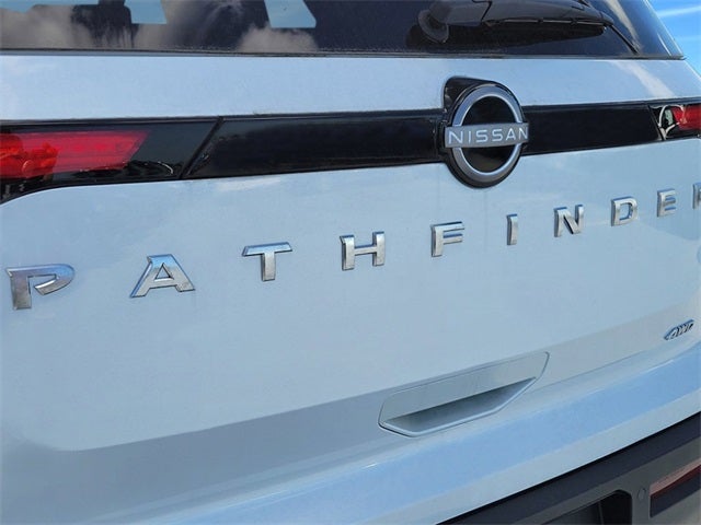2025 Nissan Pathfinder SV